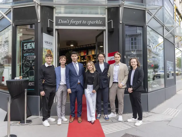 Mit zahlreichen Gästen das neue Wiedner Wein Eck in der Frankenberggasse 13 auf der Wieden. Gemeinsam mit dem Geschäftspartner Szigeti wurde die Eröffnung stilvoll gefeiert. | Foto: leadersnet.at / R. Brunhölzl