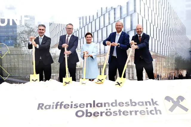 Von links: RLB OÖ-Vorstand Gerald Aichhorn, RLB OÖ Generaldirektor-Stellvertreter Stefan Sandberger, RLB OÖ-Vorständin Sigrid Burkowski, RLB OÖ-Generaldirektor Reinhard Schwendtbauer, RLB OÖ-Vorstand Michael Glaser. | Foto: RLB OÖ