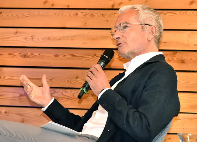 Moderator Rainer Pariasek führte mit Humor und Charme durch den Abend. | Foto: Herbert Schleich