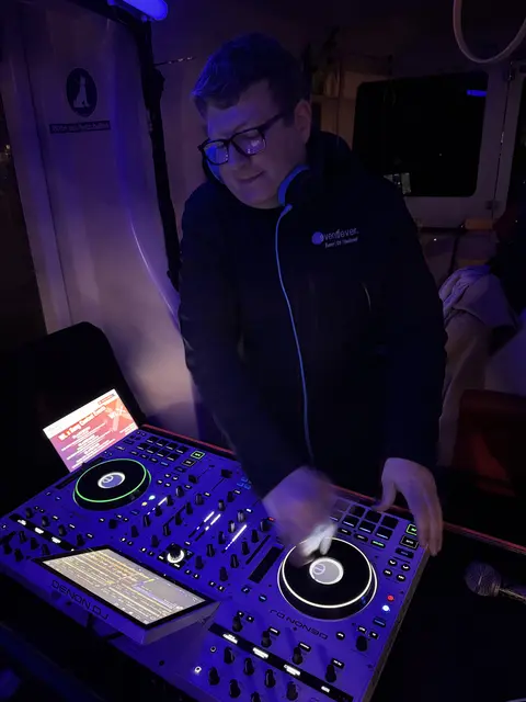 Pressbaumer DJ verwandelte Straßenbahn in eine Party-Zone