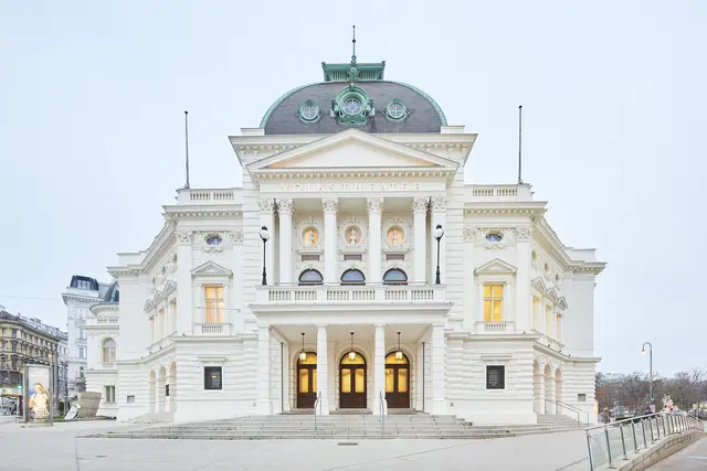 Das Volkstheater, das seinen Sitz am Arthur-Schnitzler-Platz 1 hat, öffnet seinen Fundus und lädt zum großen Kostümflohmarkt ins Probenzentrum in der Tigergasse 13–15 in der Josefstadt. | Foto: Emil Blau/Martin Geyer