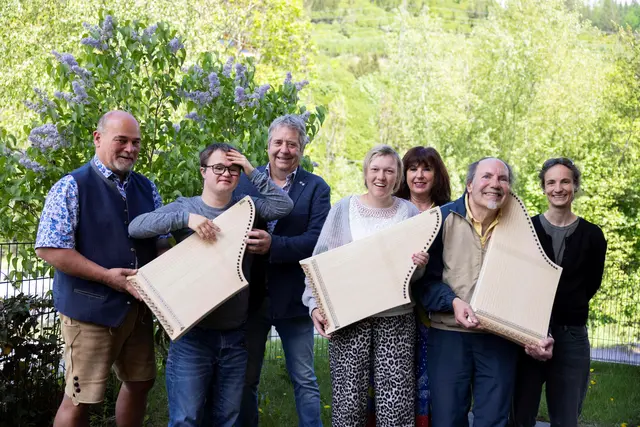 Horst Krammer (Musikschulleiter Schladming), Raphael Stocker, Fredi Trinker (Präsident Lions Club Schladming), Magdalena Stiegler, Andrea Stieg (Leitung Soziale Dienstleistungen Diakoniewerk im Ennstal), Gerhard Baumann und Lisa Hörzer (Musikpädagogin) | Foto: Diakoniewerk/Ness Rubey