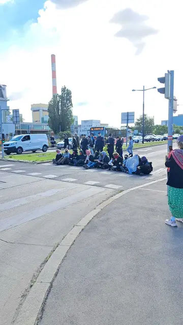 Die Polizei löste eine Sitzblockade auf, die Öffis waren zwischenzeitlich nur eingeschränkt unterwegs.  | Foto: z.V.g.