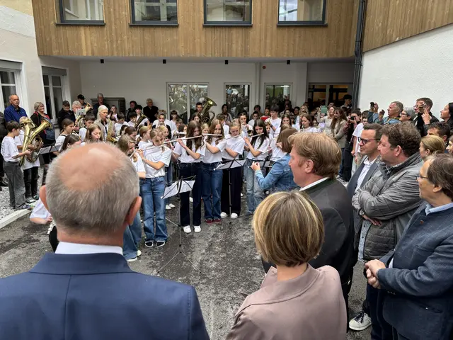 Eine Musikkapelle, bestehend aus Schüler:innen der Mittelschule und des Polytechnikums Elbigenalp, unterstützt von einigen Lehrkräften, spielte bei der Eröffnung der modernisierten Schule auf. | Foto: MeinBezirk/Günther Reichel