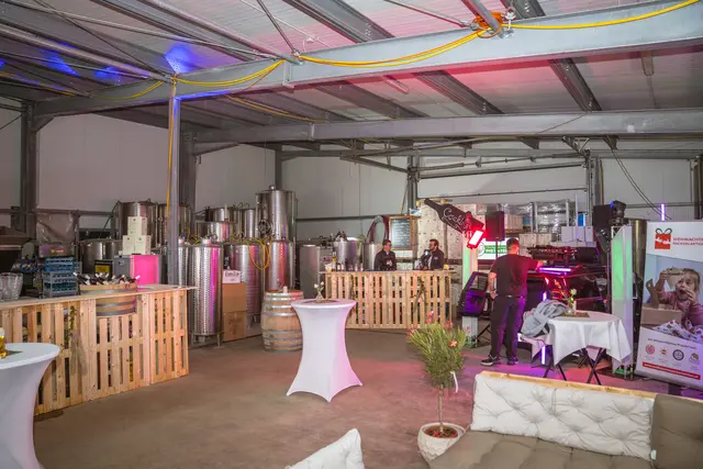 Selbst gebaute Lounge-Möbel und Bars waren der Hingucker des Abends. | Foto: Maximilian Gotthard