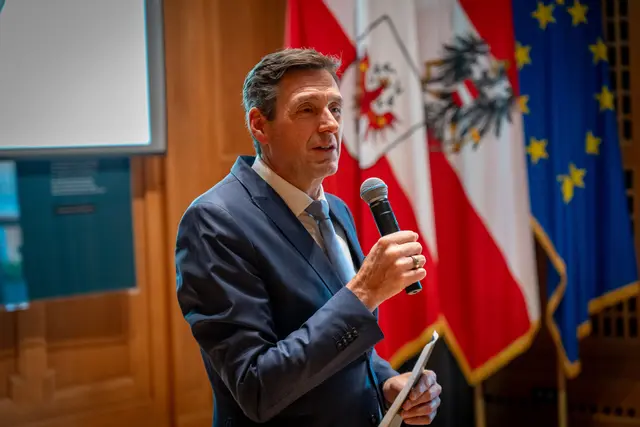 LAD Herbert Forster begrüßte die Niederländerin sowie die zahlreichen Gäste und machte auf die Wichtigkeit des Systems Demokratie aufmerksam. | Foto: Land Tirol/Neuner