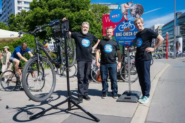Martin Klima-Sonvilla (l. im Bild), Fahrradbeauftragter Wiener Mechatroniker, reparierte mit Mitarbeitern der Innung zahlreiche Bikes beim ersten Bike Check Day am Wiener Praterstern. | Foto: Skokanitsch Walter