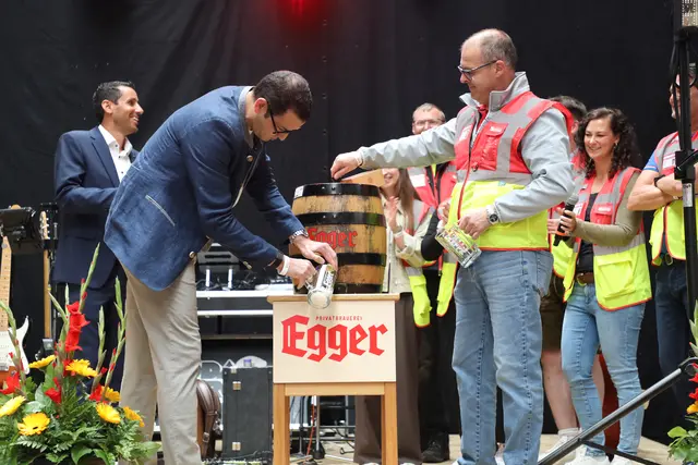 Eröffnet wurde das Mitarbeiterfest mit Michael Egger jun.(CSO), Mario Sevignani (Werksleitung Verkauf) und dem Organisationsteam rund um Gerhard Dörflinger.  | Foto: EGGER Holzwerkstoffe