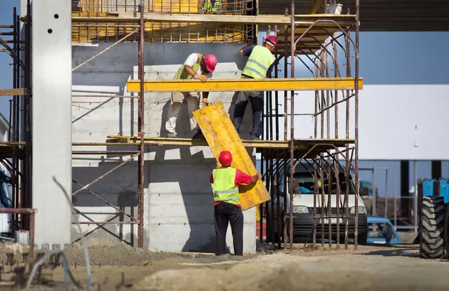 Der Arbeistmarkt ist noch relativ robust, trotzdem warnt die Arbeiterkammer OÖ vor massiven Kürzungen beim AMS-Budget.  | Foto: budabar/smarterpix