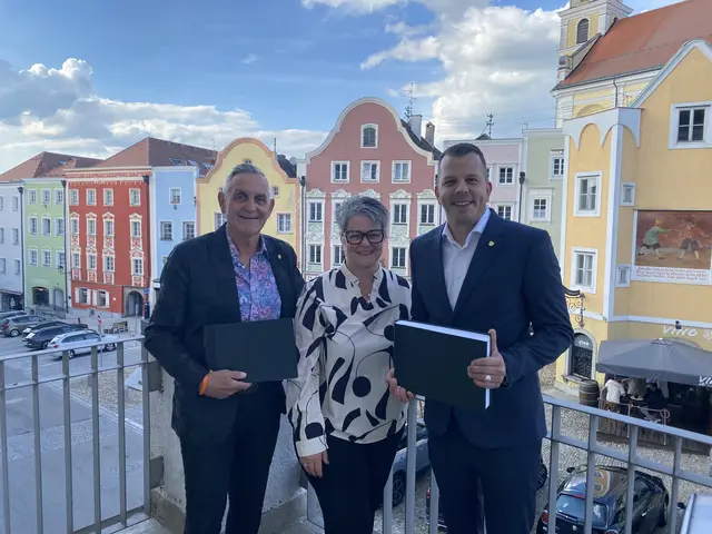 V. l.: Bürgermeister Günter Streicher, Martha Quirchtmaier, Leiterin der Abteilung Finanzen sowie Vizebürgermeister und Finanzstadtrat Paul Königsberger. | Foto:  Stadtgemeinde Schärding