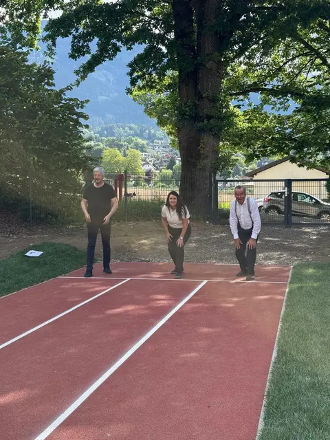 Auch die Direktoren nutzten die Gelegenheit, um den neuen Sportbelag zu testen. | Foto: Carima Ribitsch
