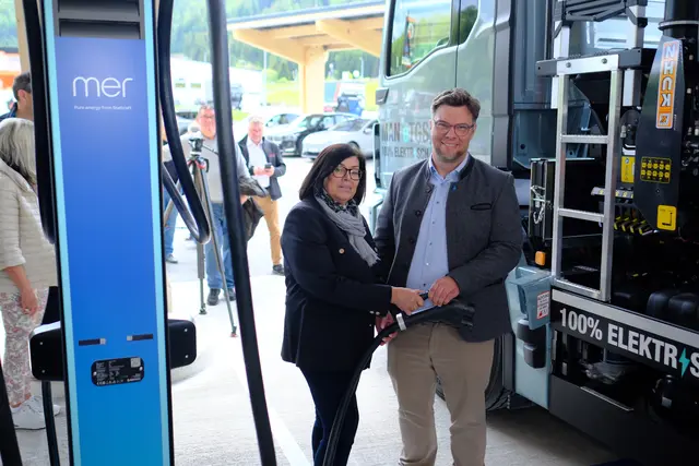 Spitals Bürgermeisterin Maria Fischer und Anton Achatz, Geschäftsführer von Mer Austria, beim Laden eines E-Lkw am neuen Ladestandort in Spital. 