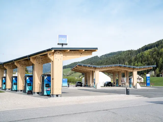 Die Ladestation befindet sich direkt an der L 118 bei der S 6-Abfahrt Mürzzuschlag West und Spital am Semmering.