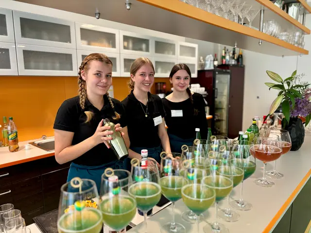 Zur Begrüßung gab es selbst gemixte Cocktails der Schüler. | Foto: Markus Kahrer