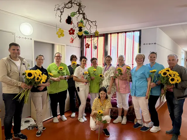 Die Gemeindevertretung überreichte dem Team des Caritas-Seniorenwohnheim- und Pflegeheims Blumen. | Foto: Hanna Fladl