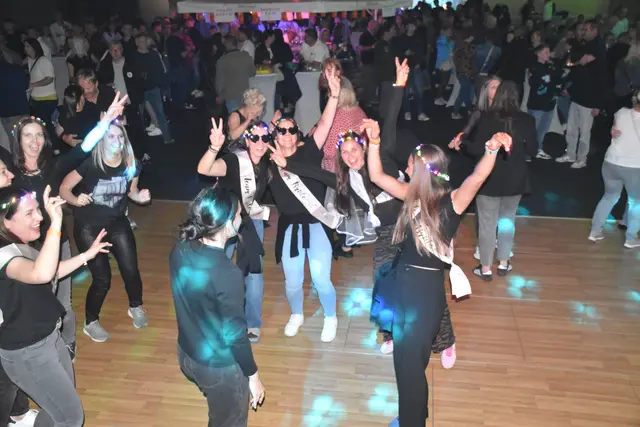 Beste Stimmung beim Schlager-Revival in der Kulturhalle: Rund 600 Gäste feierten in Neutal zu Klassikern und Partyhits vergangener Jahrzehnte. | Foto: Erich Lipp