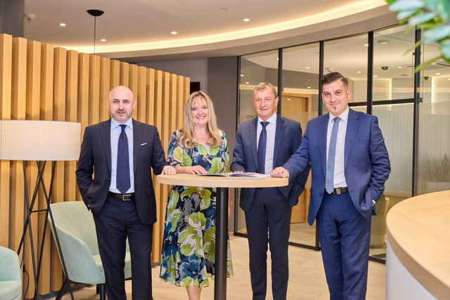 Der Vorstand der Raiffeisenbank Region Schärding: Wolfgang Mayr, Karin Wallerstorfer-Rögl, Matthias Breidt und Michael Hamedinger (v. l. n. r.). Gemeinsam stehen sie für ein kollegiales Arbeitsumfeld mit starken Entwicklungschancen für rund 150 Beschäftigte. | Foto: Raiffeisen Schärding