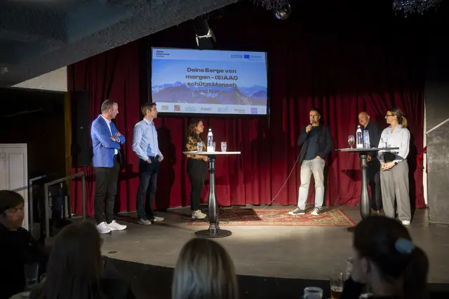 Dietmar Walser (TVB Kaunertal, Geschäftsführer), Reinhard Klier (Stubaier Gletscher, Veranstalter SAAC-Camps), Lajana Gebhard (Allgäu GmbH, Nachhaltigkeitskoordinatorin), Universitätsprofessor Dr. Mike Peters, Peter Plattner (Bergführer und Autor) und Julia Steiner (Tirol Werbung, Bereichsleitung Nachhaltigkeit &amp; Partnerschaften) | Foto: Verein zur Information über alpine Gefahren (SAAC) Fotograf: Jan Hetfleisch