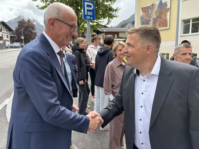 Schuldirektor Stefan Wildanger nahm den Landeshauptmann ebenfalls in Empfang. | Foto: MeinBezirk/Günther Reichel
