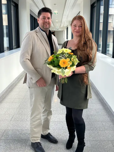 Zum Abschluss gratulierte Saskia Motzkat auch PflegedirektorChristian Plei.  | Foto: LK Mistelbach