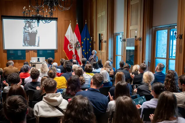 Innerhalb kürzester Zeit waren alle Plätze im historischen Festsaal, der ehemaligen Konferenzräumlichkeit der NS-Gauleitung, ausgebucht. | Foto: Land Tirol/Neuner