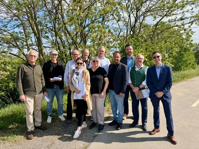 Begehung am Areal der Klinik Gols mit dem Gestaltungsbeirat: (v.l.) Alois Lang, Helge Schier, Franz Ederer, Lina Jires-Karner, Christian Wagner, Hannelore-Ursula Horak, Christian Hofstädter, Kilian Brandstätter, Florian Schlechtleitner, Dieter Horvath und Johannes Zink | Foto: Gesundheit Burgenland