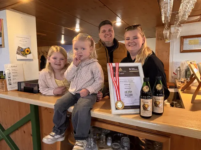 Matthias und Vanessa Karner (mit den Kindern Emma und Lotta) laden zum Jubiläumsbuschenschank mit Wanderung ein. | Foto: MeinBezirk