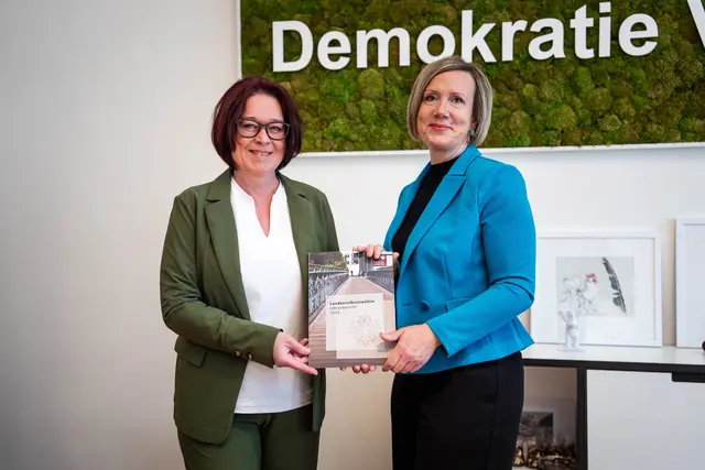 Doris Winkler-Hofer (re.) übergibt Sonja Ledl-Rossmann ihren Jahresbericht für 2025. | Foto: Tiroler Landtag/Christanell