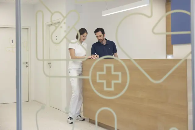 Pflege lebt von Wissen, Erfahrung und Zusammenarbeit. | Foto: W9 Studios/Webhofer (Symbol)