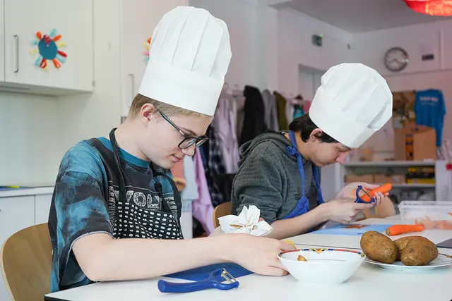 Die Schüler kochten mit dem Team der FraGastro.  | Foto: Julia Hamminger