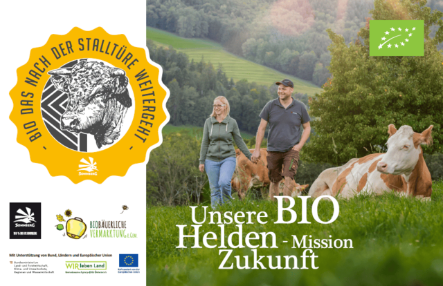 Die Höfe der Bio-Helden, die im “Jahr der BIOBäuerinnen” vorgestellt werden, erkennt man an diesem Hofbanner. | Foto: ARGE NahtürlichBIO