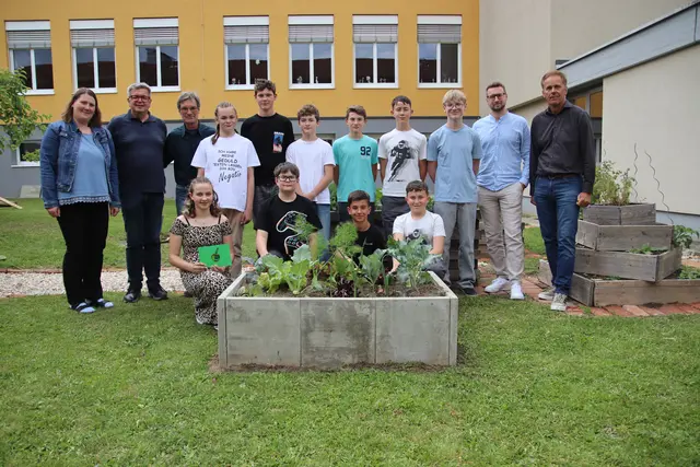 Die Projektgruppe mit Vanessa Lafer, Alois Hirschmann, Robert Lichtenegger (v.l.) sowie Karl Konrad und Patrick Zenz (v.r.) mit ihrem Beton-Hochbeet | Foto: MeinBezirk/Herwig Brucker