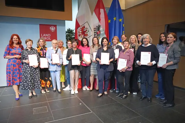 Die ausgezeichneten Büchereimitarbeiterinnen aus dem Bezirk InnsbruckLand mit LR Cornelia Hagele | Foto: Land Tirol