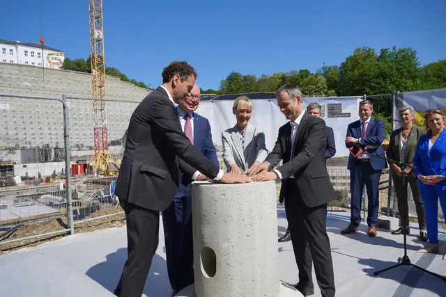 Feierliche Grundsteinlegung für drei neue Laborgebäude am ISTA Campus: Martin Hetzer, Präsident des Institute of Science and Technology Austria (ISTA), Landeshauptfrau-Stellvertreter Stephan Pernkopf, Sektionschefin für Wissenschaftliche Forschung und Internationale Angelegenheiten im Bundesministerium für Frauen, Wissenschaft und Forschung, Barbara Weitgruber sowie ISTA Managing Director Georg Schneider haben symbolisch eine Zeitkapsel versenkt. 