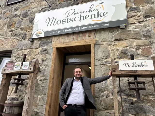 Christian Lang im Eingangsbereich mit Mostpresse | Foto: MeinBezirk Perg/Köck