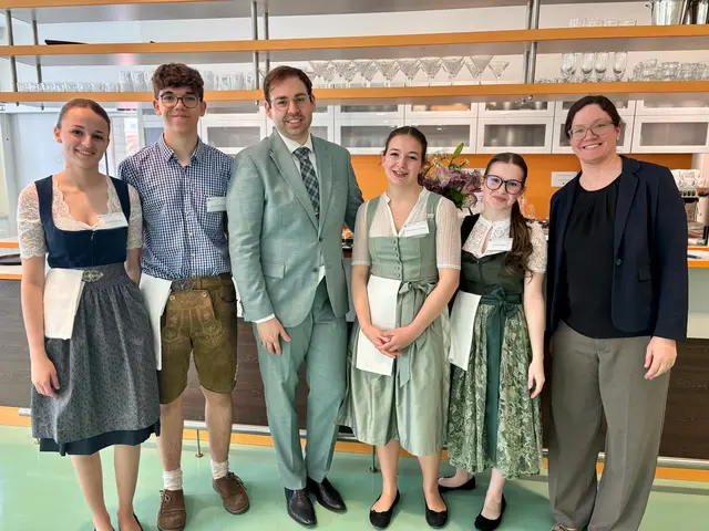 Fachvorständin Melissa Schneider und Michael Strobl mit den Schülern. | Foto: Markus Kahrer