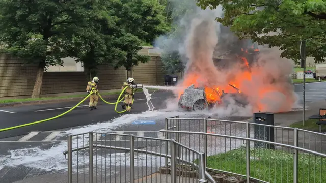 Die Freiwillige Feuerwehr Wattens stand am Donnerstagmorgen bei einem Fahrzeugbrand auf der A12 im Einsatz. Unter Atemschutz wurde das Feuer mit Schaum gelöscht, verletzt wurde niemand. | Foto: zoom.tirol