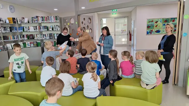 Immer wieder spannend ist die Überreichung des Bibliothekführerscheins durch wichtige Persönlichkeiten im Ort | Foto: Franz Faustmann