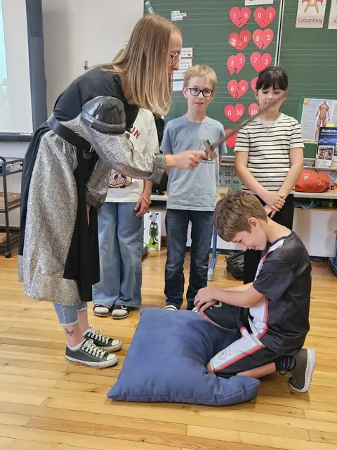 Mit viel Engagement brachten die Kinder die Geschichte von Richard Löwenherz auf die Bühne und tauchten dabei in das Mittelalter ein. | Foto: Verena Kainz