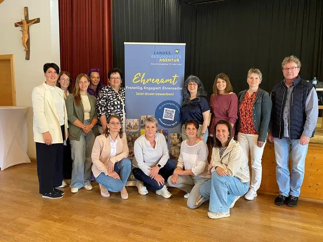 Die Ansprechpersonen für Freiwilligenarbeit der Waldviertler Pflege- und
Betreuungszentren gemeinsam mit Vortragendem Martin Prein. hinten (v.l.):
Julia Zechmeister, Romana Nußbaum, Jacqueline Anibas, Sandra Reich-Weigl, Carola
Wögerer, Anita Talamas-Engel, Sandra Straka, Martha Mader, Vortragender Martin Prein; vorne (v.l.): Claudia Wimmer, Alexandra Bauer, Margit Rederlechner, Barbara Seemann. | Foto: PBZ Schrems