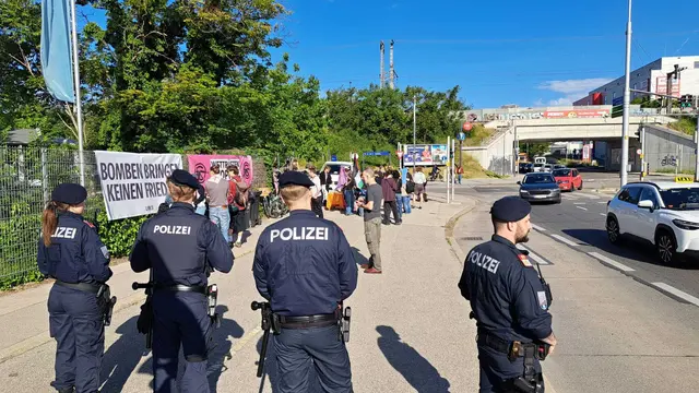Vor dem Drohnensymposium ist eine Demo angemeldet, die Polizei ist vor Ort.  | Foto: z.V.g.