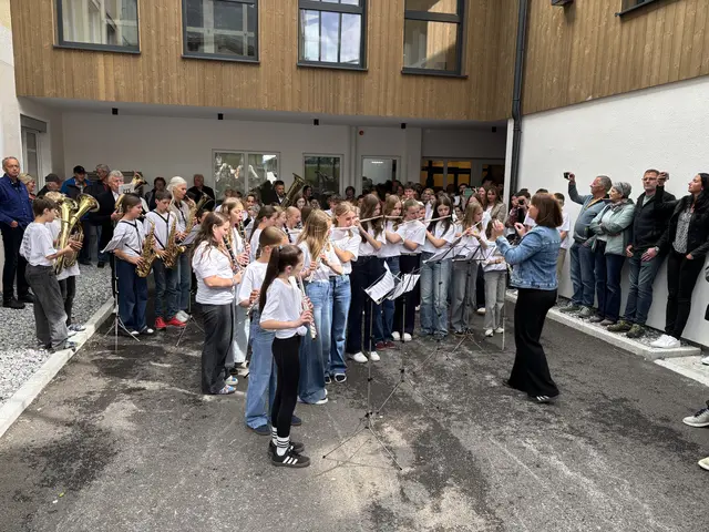 Eine Musikkapelle, bestehend aus Schüler:innen der Mittelschule und des Polytechnikums Elbigenalp, unterstützt von einigen Lehrkräften, spielte bei der Eröffnung der modernisierten Schule auf. | Foto: MeinBezirk/Günther Reichel