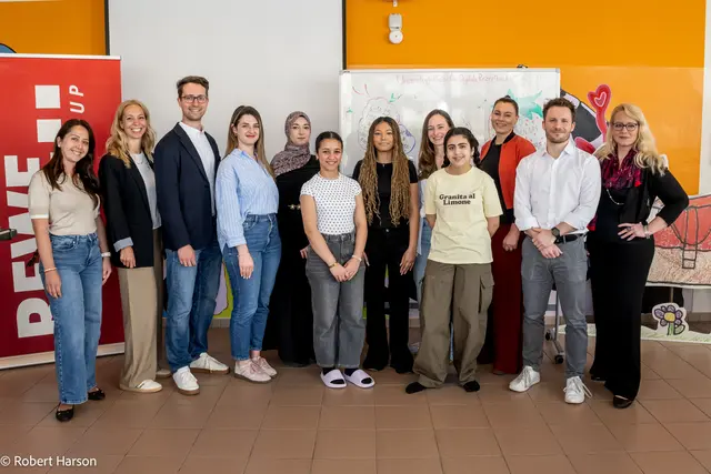 V.l.n.r.: Tea Cvijic (Role Model der Rewe Group), Elisabeth Kreindl (Projektleiterin aus der Rewe-IT), Robert Erdoedy (Role Model der Rewe Group),  Balliu Sheqere (Role Model der Rewe Group), Schülerinen der MS Neubaugasse, Julia Langer (Role Model der Rewe Group), Doris Arztmann (MINT- Beauftragte aus dem Bildungsministerium), Marco Klamert (Lehrer MS Neubaugasse), Julia Eckelhart (Direktorin MS Neubaugasse). | Foto: Robert Harson