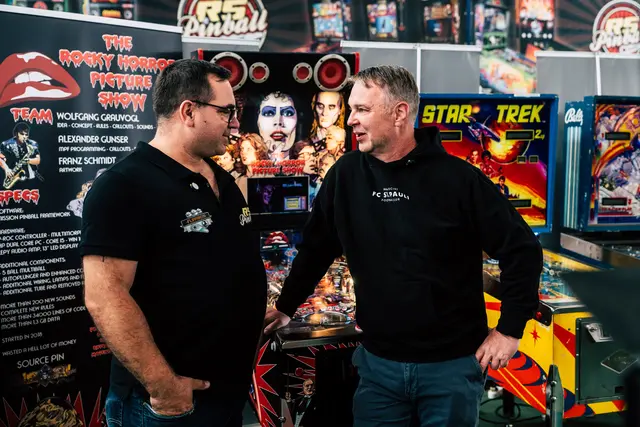 Stefan Riedler und Vizekanzler Andreas Babler (v.l.) beim „Austrian Pinball Festival“ in der Reva-Halle in Vöcklabruck. | Foto:  BMWKMS/Fuhrer