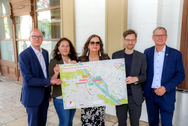 Die Stadt hat ihre Alternativquerung der Donau während der Sperre des Steinitzstegs präsentiert. 
Am Bild v.l.n.r.: Asfinag Chef Andreas Fromm, Bezirksvorsteherin Brigittenau Christine Dubravac-Widolm (SPÖ), Mobilitätsstadträtin Ulli Sima (SPÖ), Martin Blum von der Mobilitätsagentur und Bezirksvorsteher Floridsdorf Georg Papai (SPÖ). | Foto: Christian Fürthner/ Stadt Wien