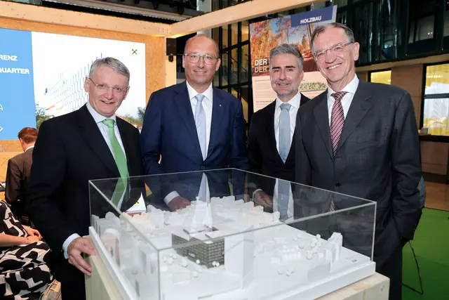 Von links: Georg Schöppl, Vorstandssprecher der Österreichischen Bundesforste, RLB OÖ-Generaldirektor Reinhard Schwendtbauer, Beteiligungs- und Immobilienvorstand der RLB OÖ Gerald Aichhorn, Erich Wiesner, geschäftsführender Eigentümer WIEHAG. | Foto: RLB OÖ