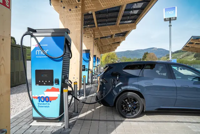 Ein E-Auto beim Laden bei der Ladestation von Mer in Spital am Semmering.