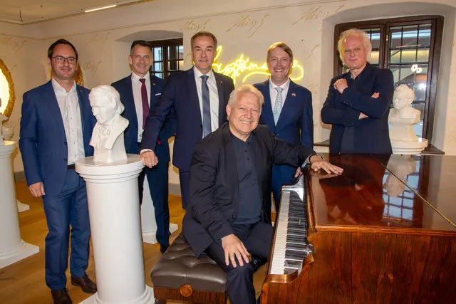 Vor dem Galakonzert erhielt US-Botschafter Art Fisher (2.v.r.) eine exklusive Führung durch das Liszt-Museum in Franz Liszts Geburtshaus.
 | Foto: Landesmedienservice