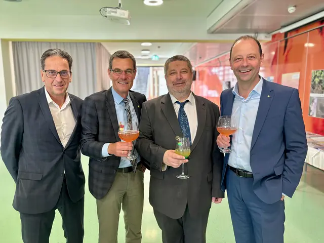 Sparkassen-Vorstandsdirektor Helmut Scheidl, Vorstandsdirektor Manfred Hofbauer, Bezirkshauptmann Stefan Grusch mit Direktor Peter Hofbauer. | Foto: Markus Kahrer