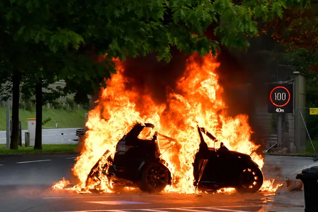 Ein Fahrzeug geriet am Donnerstagmorgen am Autobahnparkplatz „Mils“ auf der A12 in Vollbrand. Die Freiwillige Feuerwehr Wattens konnte den Brand unter Einsatz von Schaum und Atemschutz rasch löschen. | Foto: zoom.tirol
